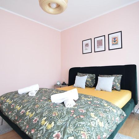 Stylish Apartment With Video Projector Bucureşti Ngoại thất bức ảnh